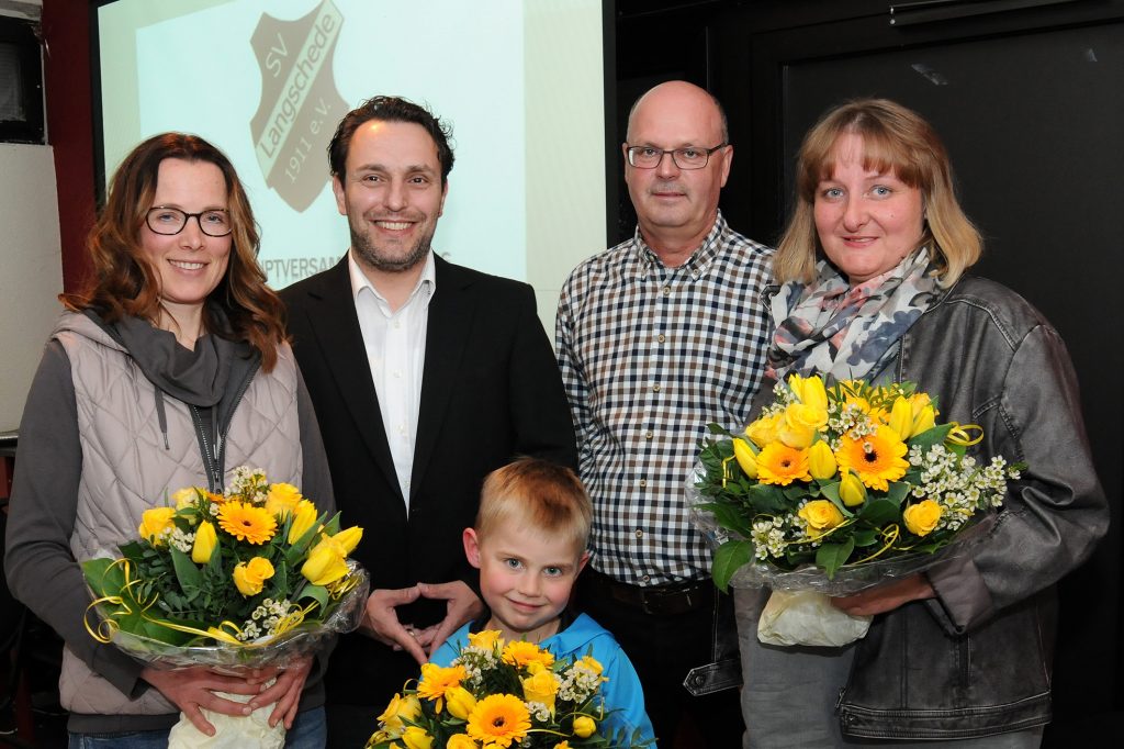 JHV SV Langschede Foto v.l.:Melanie Lux (25 Jahre), Marcus Gerke (1. Vors.) Bernd Melzner (2. Geschäftsführer), Hedda Bläsing (25 J.), für die Oma Marianne Neu (35 Jahre) übernahm der 5-jährige Luca die Blumen