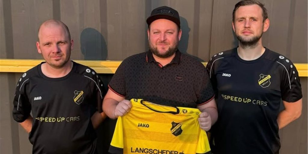 Patrick Musiol mit TW-Trainer Philipp Hecht und Mannschaftsbetreuer Maurice Birkenfeld
