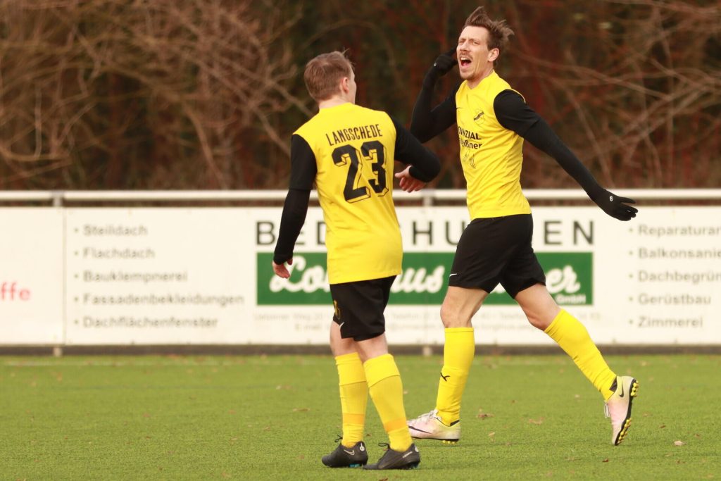 Zwei Spieler des SV Langschede beim Spiel