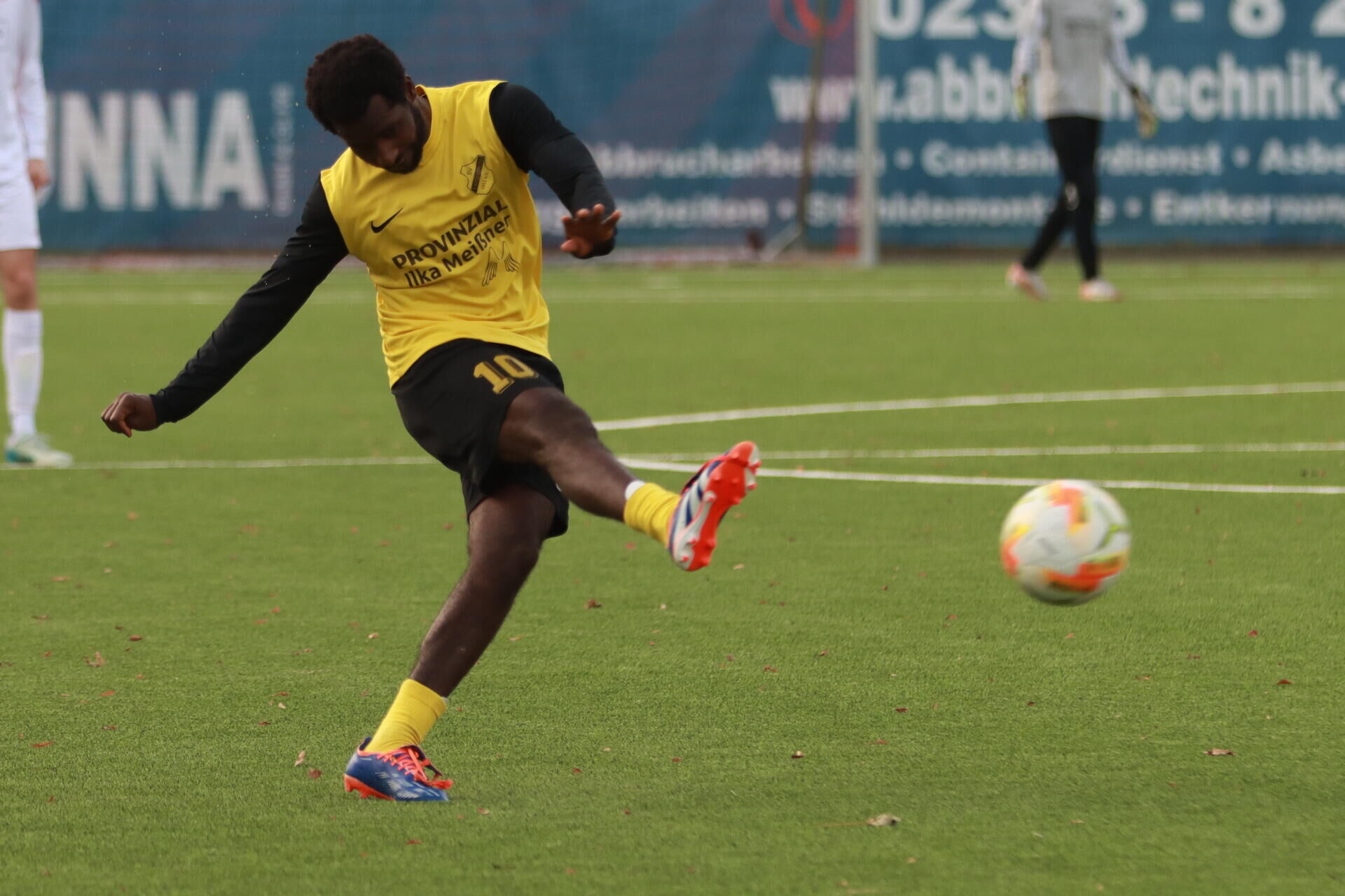 Spieler des SV Langschede beim Torschuss